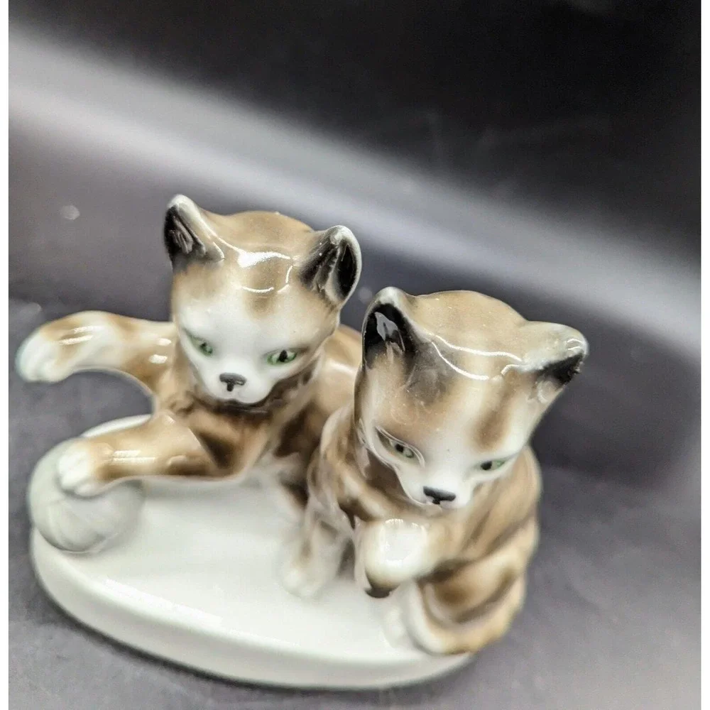 Kronenadler Germany Porcelain Ceramic Grey Stripes Kitty Cats Figurine Yarn‎